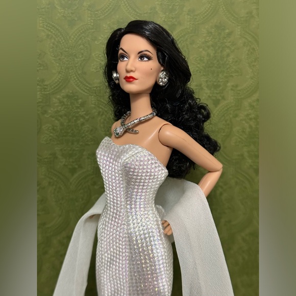 💎BARBIE MARIA FELIX DOLL SIGNATURE IN BEIGE DRESS AND SNAKE JEWELRY “CUSTOM” 💄 - Picture 9 of 10